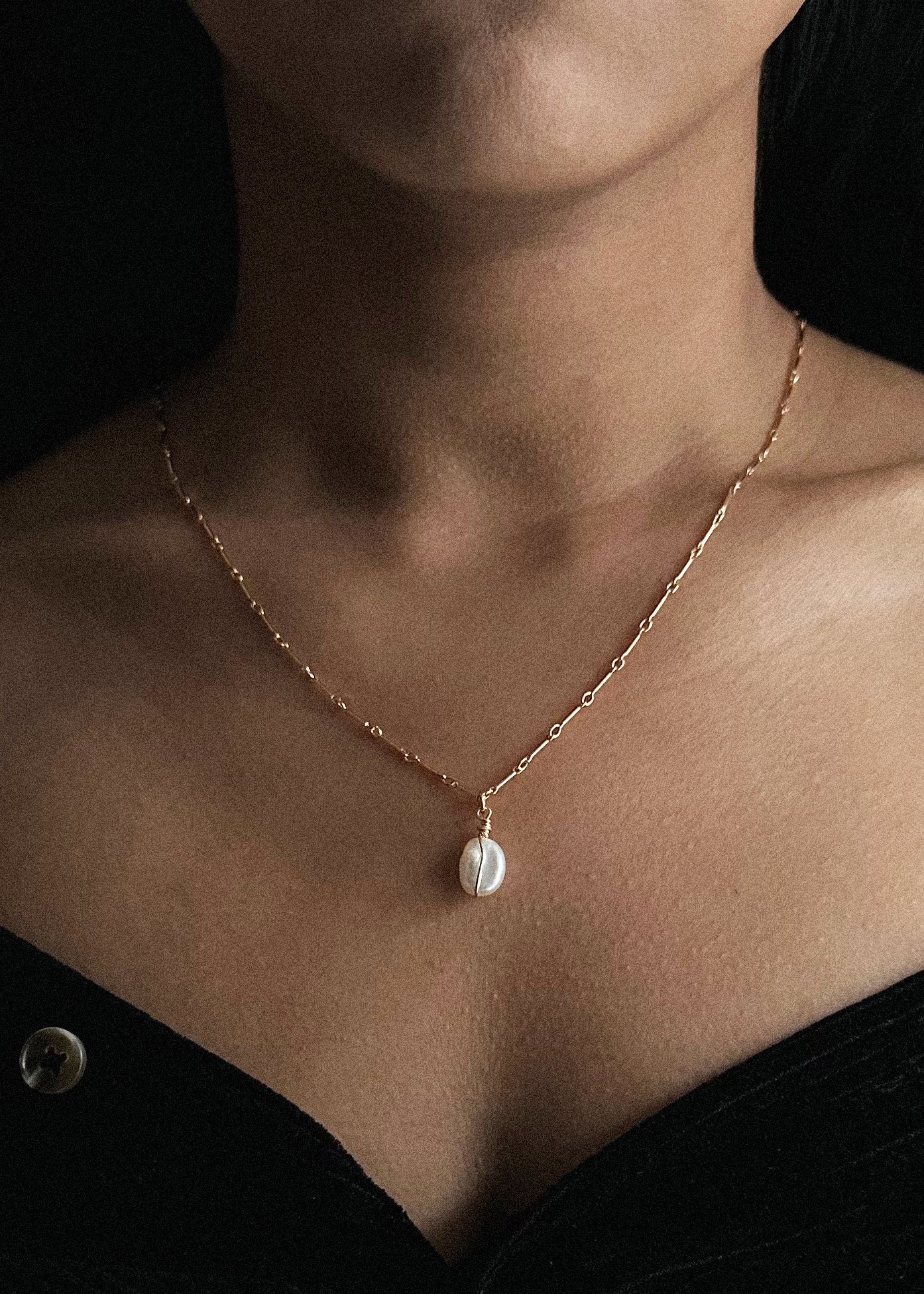 Baroque Pearl Pendant Necklace in Gold