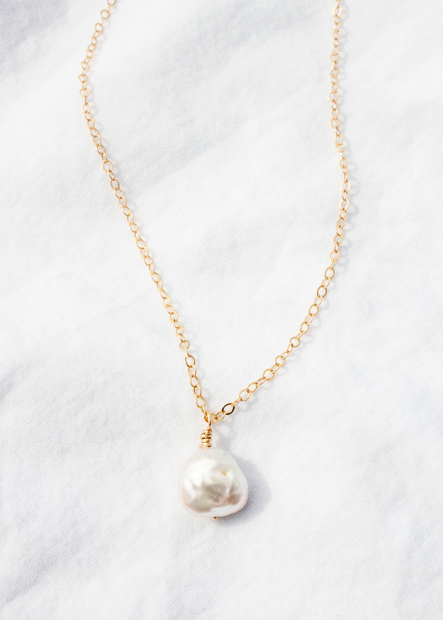 Perlas Necklace in Delicate Chain